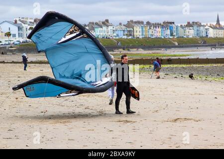 6. Juni 2020 EIN junger Kitesurfer bringt seine Ausrüstung am Ballyholme Beach in Bangor, Nortgern Irland, an den Rand des Wassers, während er sich auf ein paar Kiten vorbereitet Stockfoto