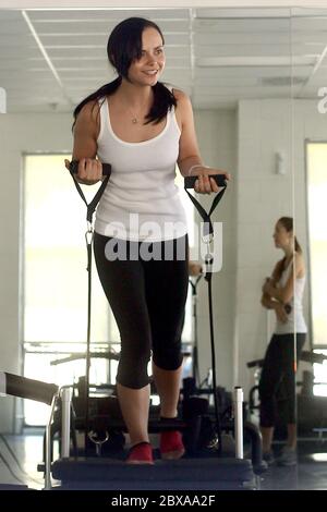 Christina Ricci verbrachte zwei Stunden mit einem Personal Trainer in einem Pilates Studio in Silverlake, Kalifornien. Juli 2010 Stockfoto