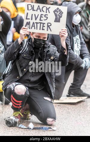 The Forum, Southend on Sea, Essex, Großbritannien. Juni 2020. Demonstranten versammelten sich vor der Universität des Forums in Southend on Sea und demonstrierten gegen den Tod von George Floyd durch die Polizei in den USA und gegen Rassismus im Allgemeinen. Die Demonstranten blieben sozial distanziert und trugen Masken. Sie führten neun Minuten lang ein ‘Knien-in’ durch Stockfoto