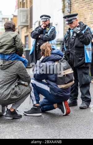 The Forum, Southend on Sea, Essex, Großbritannien. Juni 2020. Demonstranten versammelten sich vor der Universität des Forums in Southend on Sea und demonstrierten gegen den Tod von George Floyd durch die Polizei in den USA und gegen Rassismus im Allgemeinen. Die Demonstranten blieben sozial distanziert und trugen Masken. Sie führten neun Minuten lang ein ‘Knien-in’ durch. Sie lehnten es ab, sich der anwesenden Polizei anzuschließen, aber sie weigerten sich Stockfoto