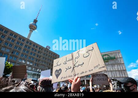 Melden Sie sich in arabischer Schrift und 'auch diese Schrift sollte dir keine Angst machen' bei einem BLM-Protest an. Stockfoto