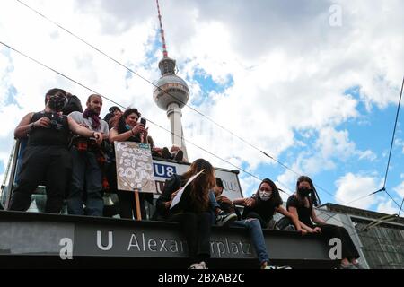Massen von Demonstranten mit Anti-Rassismus-Plakaten auf Black Lives Matter Protest auf dem Alexanderplatz Berlin, Deutschland, nach dem Tod von George Floyd. Stockfoto