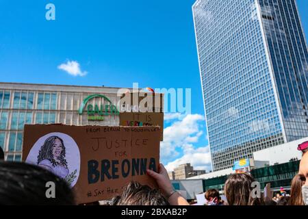 Schilderlesung 'From Berlin to Louisville - Justice for Breonna' für Breonna Taylor bei einem Protest von Black Lives Matter auf dem Alexanderplatz Berlin. Stockfoto