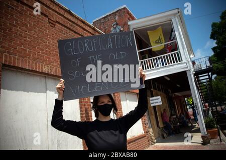 Kennesaw, GA, USA. Juni 2020. Eine Gruppe wütender Demonstranten versammelten sich MyersÃ Freitag, 6/5. Vor Dents Civil war Relic and Antique Shop, um gegen die 89-jährige Obsession ownerÃs einer rassistischen und bigotten Vergangenheit zu protestieren. Im Bild: Protestler mit Schild vor dem Reliquie-Shop des Bürgerkriegs Kredit: Robin Rayne/ZUMA Wire/Alamy Live News Stockfoto