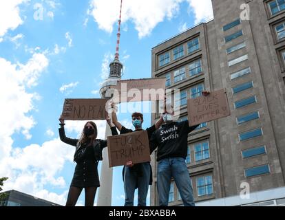 Demonstranten in Gesichtsmasken mit Protestschildern während eines Black Lives Matter-Protests am Alexanderplatz Berlin, Deutschland. Stockfoto