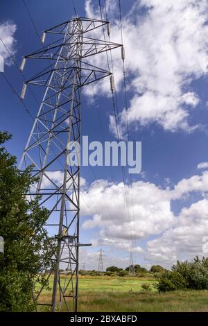 Strommasten, Deeside, North Wales Stockfoto