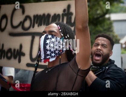 Kennesaw, GA, USA. Juni 2020. Eine Gruppe wütender Demonstranten versammelten sich MyersÃ Freitag, 6/5. Vor Dents Civil war Relic and Antique Shop, um gegen die 89-jährige Obsession ownerÃs einer rassistischen und bigotten Vergangenheit zu protestieren. Im Bild: Demonstranten schreien zu Passanten auf der Hauptstraße, gegenüber vom MyersÃ WildmanÃs-Laden. Quelle: Robin Rayne/ZUMA Wire/Alamy Live News Stockfoto