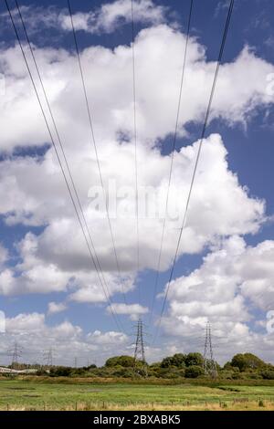 Strommasten, Deeside, North Wales Stockfoto
