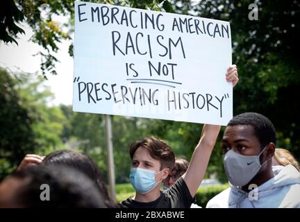 Kennesaw, GA, USA. Juni 2020. Eine Gruppe wütender Demonstranten versammelten sich MyersÃ Freitag, 6/5. Vor Dents Civil war Relic and Antique Shop, um gegen die 89-jährige Obsession ownerÃs einer rassistischen und bigotten Vergangenheit zu protestieren. Im Bild: Protestierende halten Zeichen argumentieren gegen MyersÃ Version der Geschichte. Quelle: Robin Rayne/ZUMA Wire/Alamy Live News Stockfoto