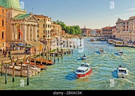 Kirche San Simeone Piccolo und Canal Grande, Venedig, Italien. Stockfoto