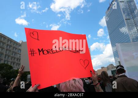 "Mehr Liebe weniger Hass"-Zeichen bei einem Black Lives Matter Protest nach dem Tod von George Floyd am Alexanderplatz Berlin, Deutschland. Stockfoto