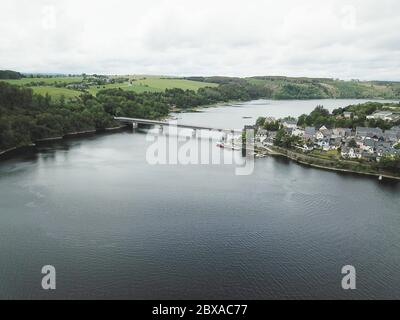 Saalburg, Deutschland. Juni 2020. Ein Teil des Dorfes Saalburg und die Brücke über den Bleilochdamm sind bei ziemlich bewölktem Wetter zu sehen. Die Bleilochtalsperre ist ein Damm in Thüringen, der das Wasser der Saale aufdämmt. Der resultierende Bleilochspeicher hat die größte Kapazität aller Stauseen in Deutschland. (Mit einer Drohne aufgenommen). Quelle: Bodo Schackow/dpa-Zentralbild/dpa/Alamy Live News Stockfoto