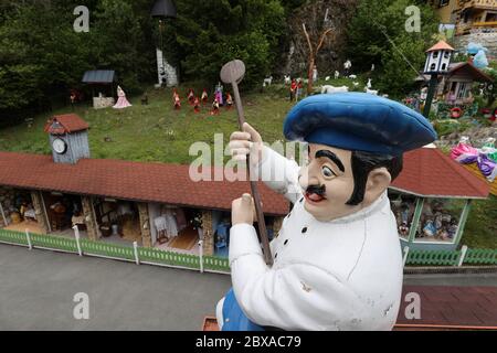 Saalburg, Deutschland. Juni 2020. Eine Kochfigur steht über einer Wiese im Saalburger Märchenwald. Auf einer Fläche von über sechs Hektar werden hier Märchenfiguren präsentiert, aber es gibt auch Spiel- und Sportanlagen für Jung und Alt. Bild: Bodo Schackow/dpa-Zentralbild/dpa - ACHTUNG: Nur redaktionell im Zusammenhang mit einem Bericht über den Märchenwald Saalburg und nur mit vollständiger Erwähnung der obigen Credit/dpa/Alamy Live News Stockfoto