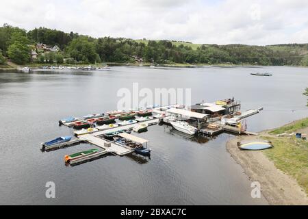 Saalburg, Deutschland. Juni 2020. Boote werden an einem Anlegesteg auf dem Wasser des Bleilocher Staudamms festgemacht. Die Bleilochtalsperre ist ein Damm in Thüringen, der das Wasser der Saale aufdämmt. Der resultierende Bleilochspeicher hat die größte Kapazität aller Stauseen in Deutschland. Quelle: Bodo Schackow/dpa-Zentralbild/dpa/Alamy Live News Stockfoto