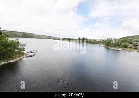 Saalburg, Deutschland. Juni 2020. Das Wasser der Bleilochtalsperre kann bei ziemlich bewölktem Wetter gesehen werden. Die Bleilochtalsperre ist ein Damm in Thüringen, der das Wasser der Saale aufdämmt. Der resultierende Bleilochspeicher hat die größte Kapazität aller Stauseen in Deutschland. Quelle: Bodo Schackow/dpa-Zentralbild/dpa/Alamy Live News Stockfoto