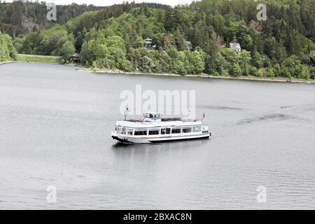 Saalburg, Deutschland. Juni 2020. Das Ausflugsboot Thüringer Meer überquert das Wasser der Bleilochtalsperre. Die Bleilochtalsperre ist ein Damm in Thüringen, der das Wasser der Saale aufdämmt. Quelle: Bodo Schackow/dpa-Zentralbild/dpa/Alamy Live News Stockfoto