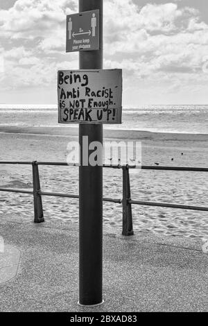 Anti-Rassist zu sein ist nicht genug. Melden Sie sich für Black Lives Matter, BLM, Anti-Rassismus-Protest in Bournemouth, Dorset UK im Juni Stockfoto