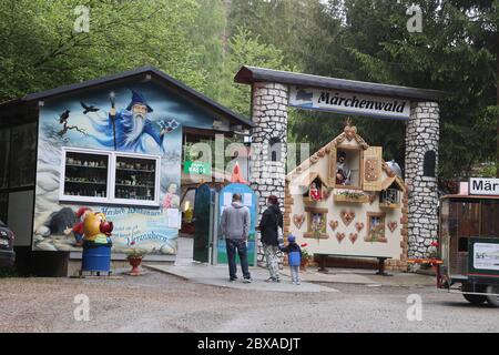 Saalburg, Deutschland. Juni 2020. Besucher stehen am Eingang zum Saalburger Märchenwald. Auf einer Fläche von über sechs Hektar werden hier Märchenfiguren präsentiert, aber es gibt auch Spiel- und Sportanlagen für Jung und Alt. Quelle: Bodo Schackow/dpa-Zentralbild/dpa/Alamy Live News Stockfoto