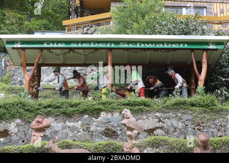 Saalburg, Deutschland. Juni 2020. Märchenfiguren aus dem Märchen 'die sieben Schwaben' stehen auf einer Wiese im Märchenwald Saalburg. Auf einer Fläche von über sechs Hektar werden hier Märchenfiguren präsentiert, aber es gibt auch Spiel- und Sportanlagen für Jung und Alt. Bild: Bodo Schackow/dpa-Zentralbild/dpa - ACHTUNG: Nur redaktionell im Zusammenhang mit einem Bericht über den Märchenwald Saalfeld und nur mit vollständiger Erwähnung der obigen Credit/dpa/Alamy Live News Stockfoto