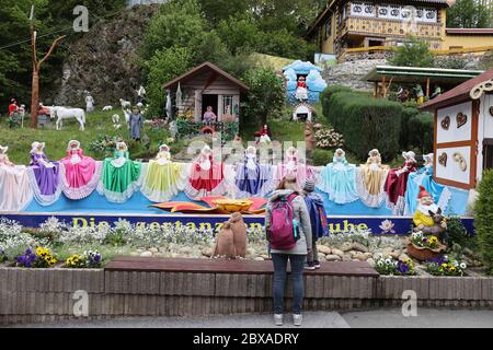 Saalburg, Deutschland. Juni 2020. Besucher schauen sich die Märchenfiguren aus dem Märchen "die tanzten Schuhe" im Märchenwald von Saalburg an. Auf einer Fläche von über sechs Hektar werden hier Märchenfiguren präsentiert, aber es gibt auch Spiel- und Sportanlagen für Jung und Alt. Quelle: Bodo Schackow/dpa-Zentralbild/dpa/Alamy Live News Stockfoto