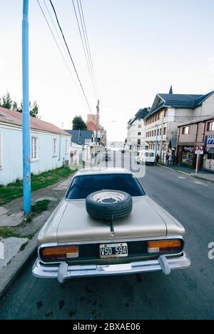 USHUAIA,ARGENTINIEN-MÄRZ,13,2008: Das alte Auto wird in der Stadt ushuaia geparkt Stockfoto