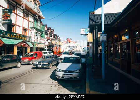 USHUAIA,ARGENTINIEN-MÄRZ,13,2008: Autos fahren durch das Stadtzentrum von Ushuaia, Argentinien, Südamerika Stockfoto