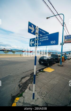 USHUAIA,ARGENTINA-MARCH,13,2008: Straßenschild in der südlichsten Stadt der Welt, Ushuaia, Argentinien, Südamerika Stockfoto