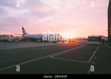 BARCELONA,SPANIEN-MÄRZ,3,2008: britische Flugzeuge sind bereit, auf dem Flughafen von barcelona abzuheben Stockfoto