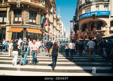 BUENOS AIRES, ARGENTINIEN.MÄRZ,11,2008: Die Leute gehen im Zentrum von buenos aires in der avenida cordoba, mit der galeria pacifico auf der linken Seite Stockfoto