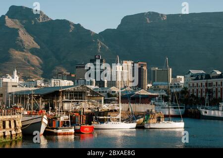 KAPSTADT - JAN 24:die Alfred Waterfront in Kapstadt ist eine der wichtigsten Touristenattraktionen mit Restaurants, Hotels und einem Einkaufszentrum. Der Tafelberg ist zu sehen Stockfoto