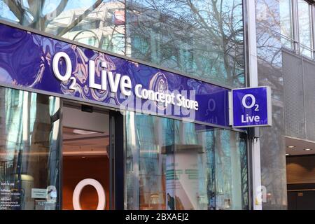 Berlin, 02. Februar 2020: O2 Live Concept Store. O2 ist ein europäisches Telekommunikationsunternehmen, das sich auf Mobilfunkdienste im Besitz von Tele spezialisiert hat Stockfoto