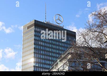 Berlin, 12. Februar 2020: Gebäude der Mercedes-benz Company. Stockfoto