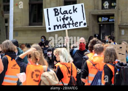 Magdeburg, Deutschland. Juni 2020. Demonstranten protestieren in der Hauptstadt nach dem gewaltsamen Tod des afroamerikanischen G. Floyd durch einen weißen Polizisten in den USA mit einem Schild mit der Aufschrift "Schwarze Leben sind wichtig!" Gegen Rassismus und Polizeigewalt. Der supranregionale Protesttag steht unter dem Motto "Black Lives Matter!" Gegen rassistische Polizeigewalt. Quelle: Peter Gercke/dpa-Zentralbild/dpa/Alamy Live News Stockfoto