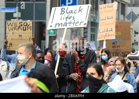 Magdeburg, Deutschland. Juni 2020. Demonstranten protestieren in der Hauptstadt nach dem gewaltsamen Tod des afroamerikanischen G. Floyd durch einen weißen Polizisten in den USA mit einem Schild mit der Aufschrift "Schwarze Leben sind wichtig!" Gegen Rassismus und Polizeigewalt. Der supranregionale Protesttag steht unter dem Motto "Black Lives Matter!" Gegen rassistische Polizeigewalt. Quelle: Peter Gercke/dpa-Zentralbild/dpa/Alamy Live News Stockfoto