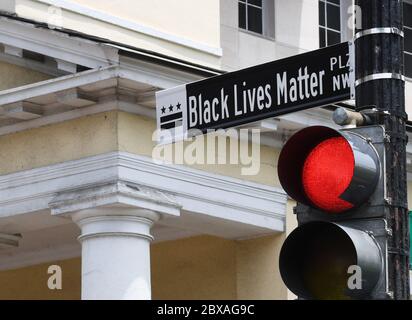 Washington, Usa. Juni 2020. Ein Straßenschild von Black Lives Matter hängt über der historischen St. John's Episcopal Church, wo US- und Militärpolizei Demonstranten am 1. Juni kurz vor einem Trump-Präsidentenfoto mit einer Bibel aus dem Lafayette Square vertrieben, während sich Demonstranten versammeln, um an einer Kundgebung gegen Rassismus und teilzunehmen Polizeigewalt in Washington, DC am Samstag, 6. Juni 2020. Quelle: UPI/Alamy Live News Stockfoto