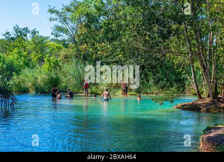 Menschen schwimmen und entspannen in den türkisfarbenen Wasserbecken und Kaskaden im Regenwald und Dschungel im mexikanischen Bundesstaat Chiapas, Mexiko. Stockfoto