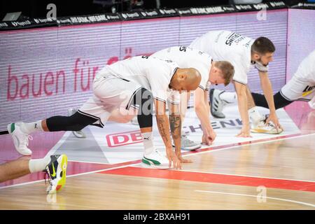 München, Deutschland. Juni 2020. Basketball: Bundesliga-Finalturnier, BG Göttingen - Hakro Merlins Crailsheim, Vorrunde, Gruppe A, 1. Spieltag im Audi Dome. Die Spieler von Crailsheim wärmen sich auf. Quelle: Matthias Balk/dpa-Pool/dpa/Alamy Live News Stockfoto