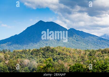 Mount Nungkok von der Tamparuli-Ranau Straße aus gesehen Stockfoto