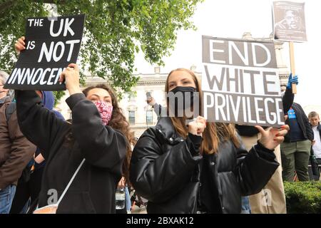 Central London, London, Großbritannien, 6. Juni 2020: Tausende von Jugendlichen gingen in einem leidenschaftlichen, entschlossenen und lautstarken friedlichen Protest auf die Straßen von Central London, um den Mord an George Floyd zu würdigen und zu solidarisieren. Credit Natasha Quarmby/ALAMY Live News Stockfoto