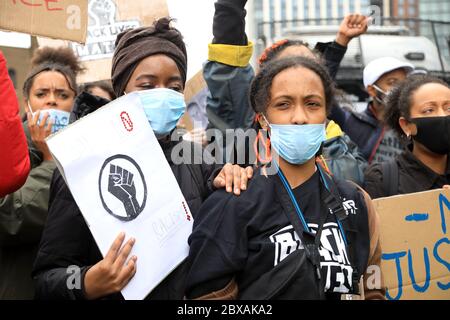 Central London, London, Großbritannien, 6. Juni 2020: Tausende von Jugendlichen gingen in einem leidenschaftlichen, entschlossenen und lautstarken friedlichen Protest auf die Straßen von Central London, um den Mord an George Floyd zu würdigen und zu solidarisieren. Credit Natasha Quarmby/ALAMY Live News Stockfoto