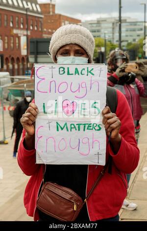 BAME Frau Protestor trägt Gesichtsmaske hält schwarze Leben Materie Zeichen. Samstag, 6. Juni 2020, Leeds, West Yorkshire, England. Hunderte von Menschen versammeln sich vor dem Rathaus der Stadt, um gegen Rassismus und Gewalt gegen BAME-Personen zu protestieren, nachdem George Floyd in den USA gestorben ist. ©Ian Wray/Alamy Stockfoto