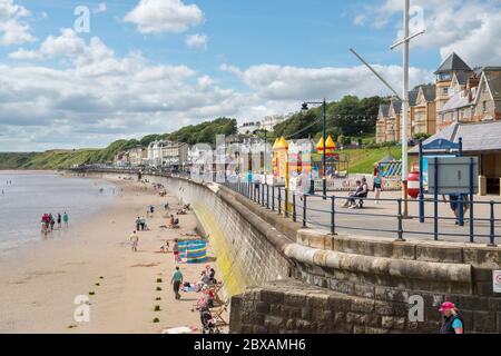 Die Promenade, der Strand und die Bucht von Filey, einem traditionellen britischen Badeort in North Yorkshire Stockfoto