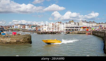 Ein Schnellboot, das Besuchern Fahrten anbietet, die den Hafen in Bridlington in East Yorkshire verlassen Stockfoto