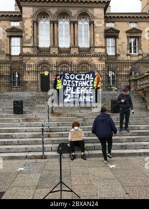 Die Menschen nehmen an einer Protestkundgebung in Black Lives Matter auf dem Custom House Square, Belfast, in Erinnerung an George Floyd Teil, der am 25. Mai in Polizeigewahrsam in der US-Stadt Minneapolis getötet wurde. Stockfoto