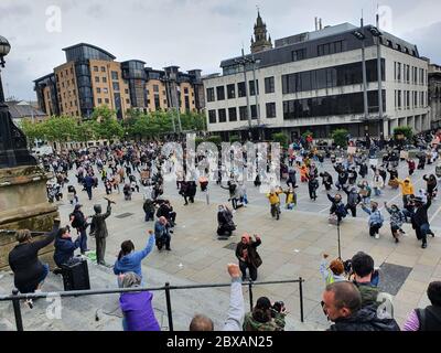 Die Menschen nehmen an einer Protestkundgebung in Black Lives Matter auf dem Custom House Square, Belfast, in Erinnerung an George Floyd Teil, der am 25. Mai in Polizeigewahrsam in der US-Stadt Minneapolis getötet wurde. Stockfoto