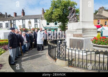 Veteranen stehen neben dem war Memorial in Skipton, North Yorkshire, während eines Gedenkens Stockfoto