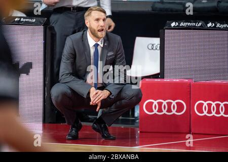 München, Deutschland. Juni 2020. Basketball: Bundesliga-Finalturnier, BG Göttingen - Hakro Merlins Crailsheim, Vorrunde, Gruppe A, 1. Spieltag im Audi Dome. Coach Tuomas Iisalo von Crailsheim beobachtet das Spiel. Quelle: Matthias Balk/dpa-Pool/dpa/Alamy Live News Stockfoto