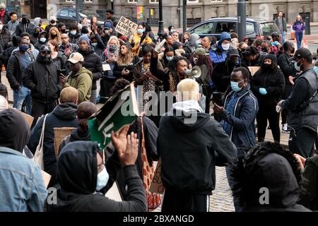 Samstag, 6. Juni 2020, Leeds, West Yorkshire, England. Hunderte von Menschen versammeln sich vor dem Rathaus der Stadt, um gegen Rassismus und Gewalt gegen BAME-Personen nach dem Tod von George Floyd in den USA zu protestieren. ©Ian Wray/Alamy Stockfoto