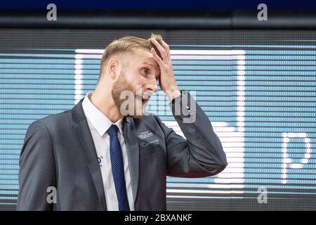 München, Deutschland. Juni 2020. Basketball: Bundesliga-Finalturnier, BG Göttingen - Hakro Merlins Crailsheim, Vorrunde, Gruppe A, 1. Spieltag im Audi Dome. Trainer Tuomas Iisalo von Crailsheim geht in die Haare. Quelle: Matthias Balk/dpa-Pool/dpa/Alamy Live News Stockfoto