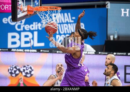 München, Deutschland. Juni 2020. Basketball: Bundesliga-Finalturnier, BG Göttingen - Hakro Merlins Crailsheim, Vorrunde, Gruppe A, 1. Spieltag im Audi Dome. Terry Allen von Göttingen wirft den Ball in den Korb. Quelle: Matthias Balk/dpa-Pool/dpa/Alamy Live News Stockfoto